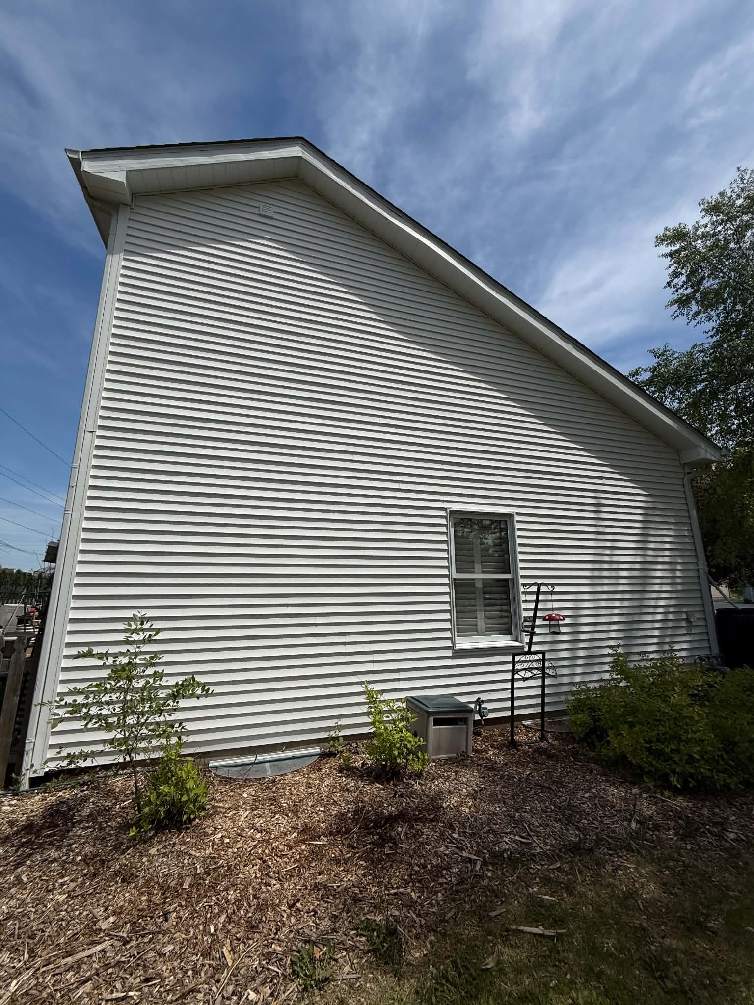 Residential house wash result McHenry County clean white siding