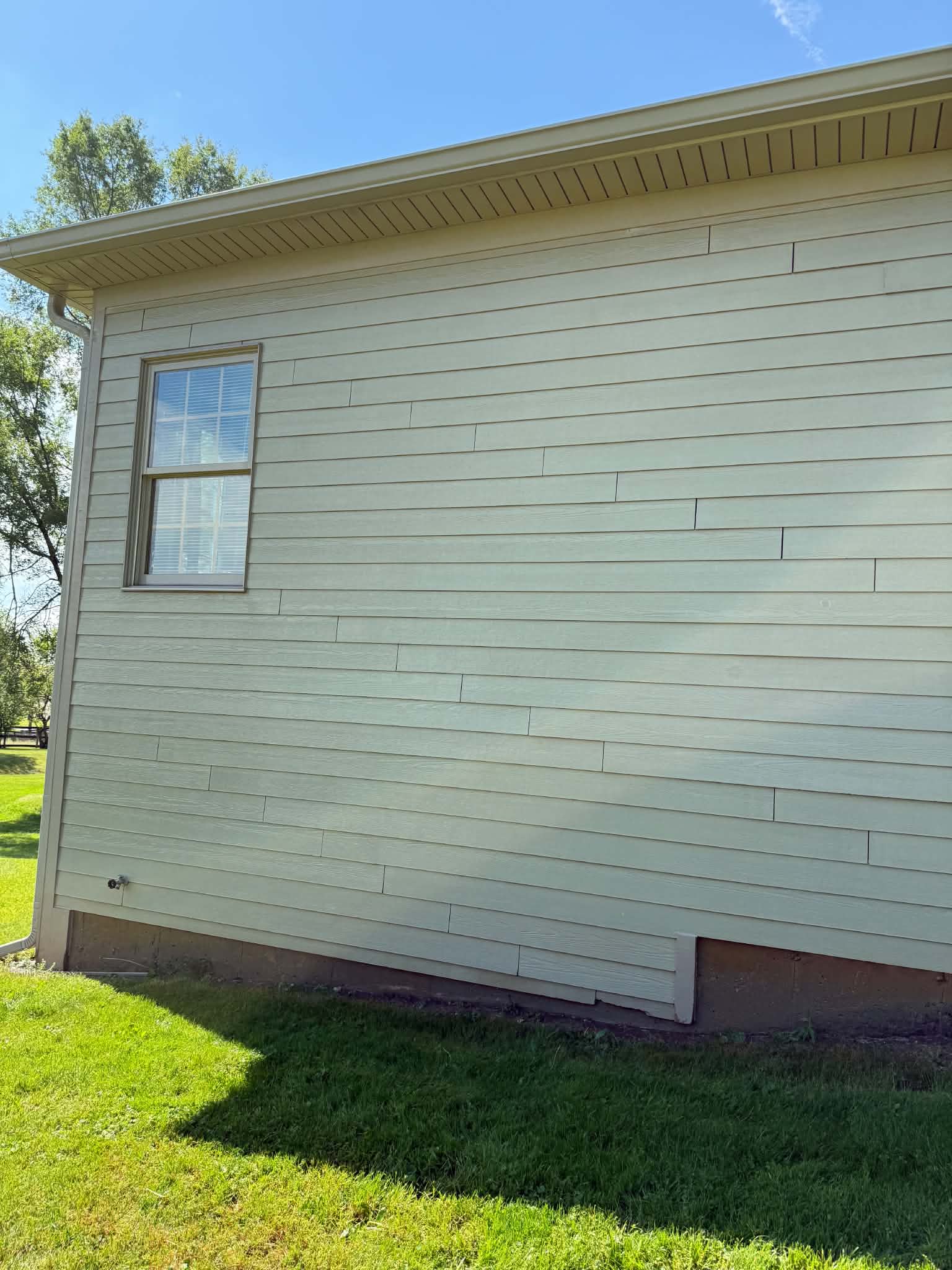 Spotless vinyl siding after soft washing McHenry County